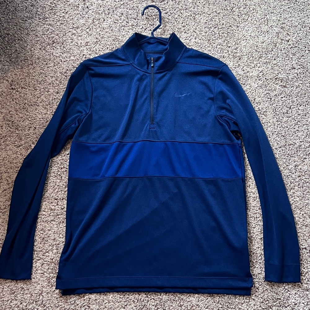 Excellent used condition Nike 1/4 zip in two shades of navy blue.